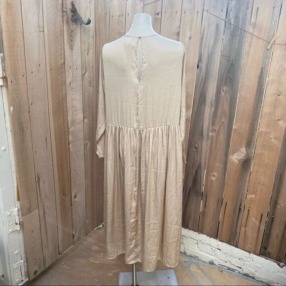 H&M satin finish cream color maxi dress size medium - Picture 4 of 12